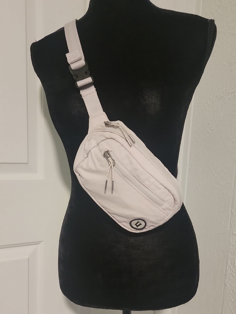 Vuori Belt Bag , Workout,Hiking, Travel, Light Wear & discolration(see pictures)